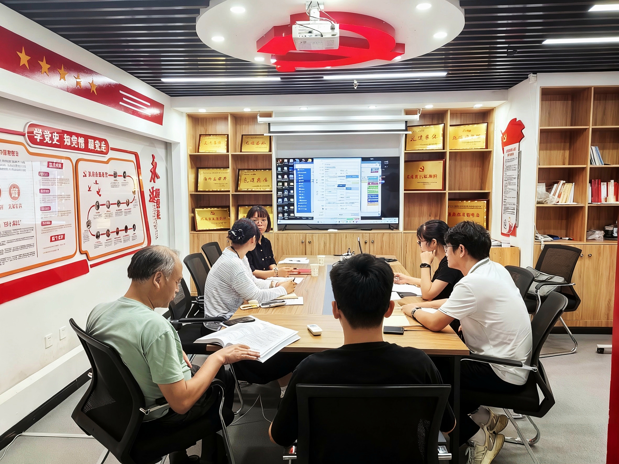
                大数据中心赴地质二队开展数据汇交答疑
